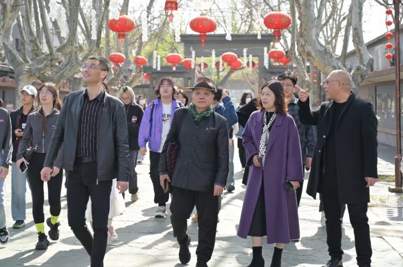 南京航空航天大學(xué)藝術(shù)學(xué)院學(xué)生走進(jìn)互邦影視基地交流學(xué)習(xí)